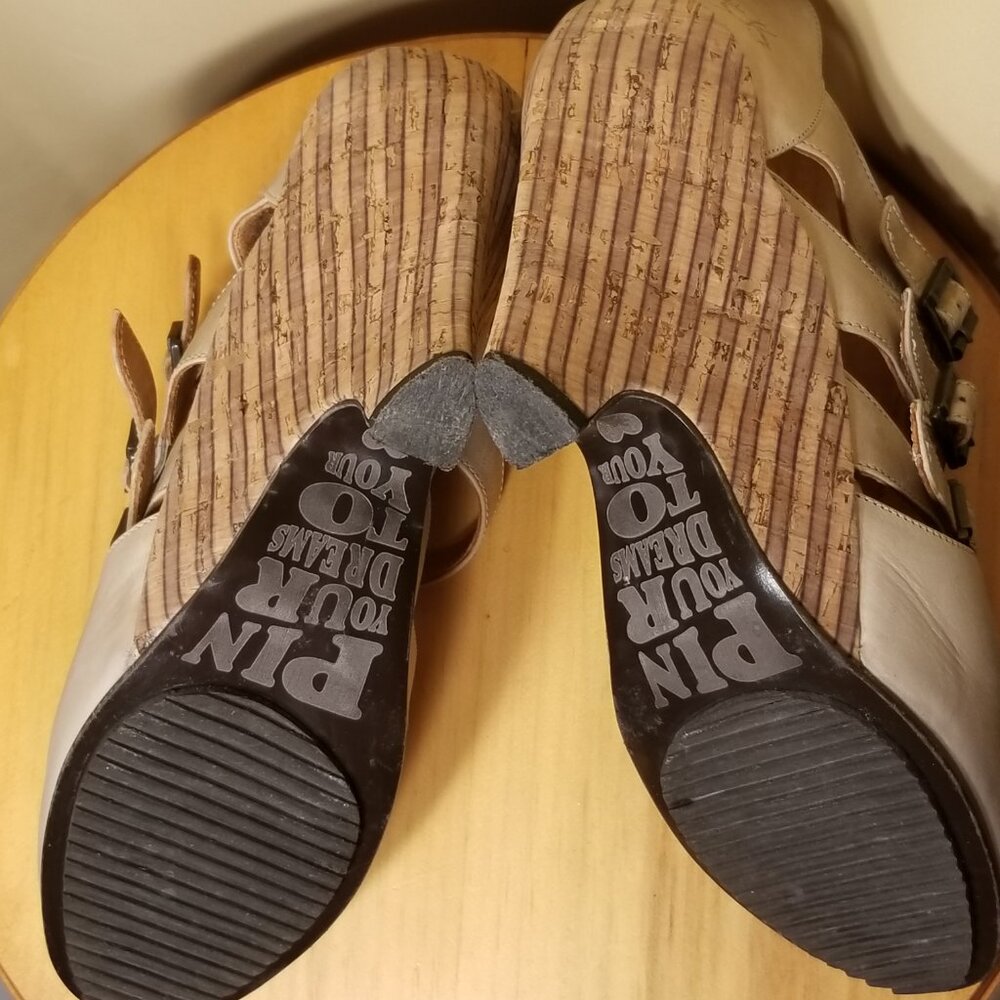 FLUEVOG Gray Farrah Sz 9.5 Adjustable Triple Strap Leather/Cork Wedge '70s Style - Picture 9 of 16